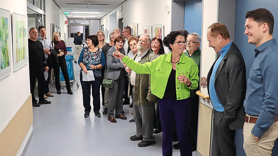 Anke Aschenbrenner (Mitte) zeigte den Besuchern, darunter Fördervereinsvorsitzendem Rupert Heider (Zweiter von rechts), ihre Werke.
