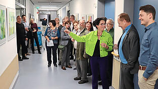 Anke Aschenbrenner (Mitte) zeigte den Besuchern, darunter Fördervereinsvorsitzendem Rupert Heider (Zweiter von rechts), ihre Werke.