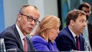 Ernten viel Unmut über das Rentenpaket: Kanzler Friedrich Merz, Sozialministerin Bärbel Bas und Finanzminister Lars Klingbeil (v.l.) Ernten viel Unmut über das Rentenpaket: Kanzler Friedrich Merz, Sozialministerin Bärbel Bas und Finanzminister Lars Klingbeil (v.l.)