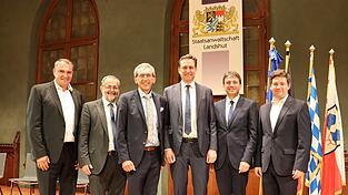 Von links: Landrat Alfred Holzner, Generalstaatsanwalt Andreas Wimmer, Leitender Oberstaatsanwalt a.D. Georg Freutsmiedl, Justizminister Georg Eisenreich, Leitender Oberstaatsanwalt Klaus Ruhland und Oberb&uuml;rgermeister Thomas Haslinger.