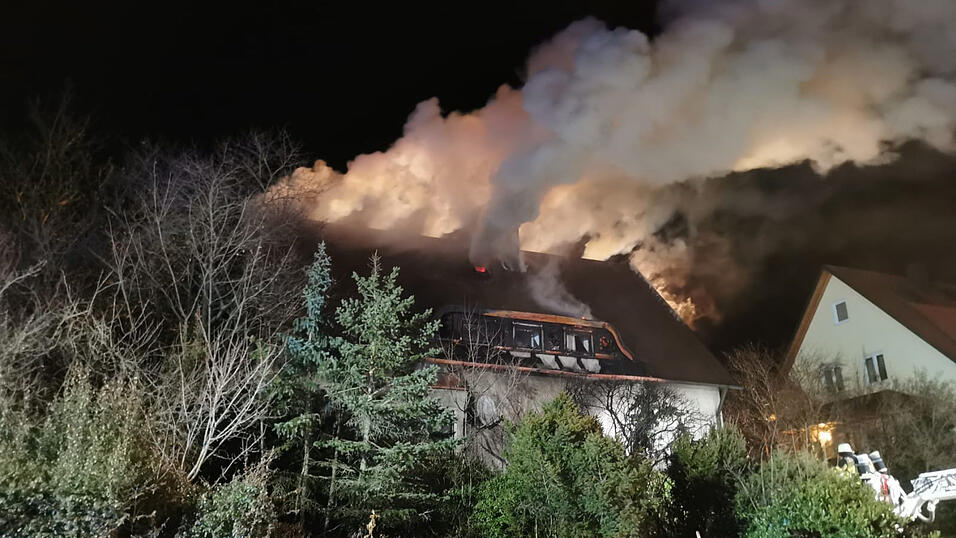 Feuerwehreinsatz in der Nacht von Donnerstag auf Freitag in Burglengenfeld. Dort stand der Dachstuhl eines Einfamilienhauses in Flammen.
