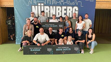 Die Teams mit ihrem mitgereisten Fanclub