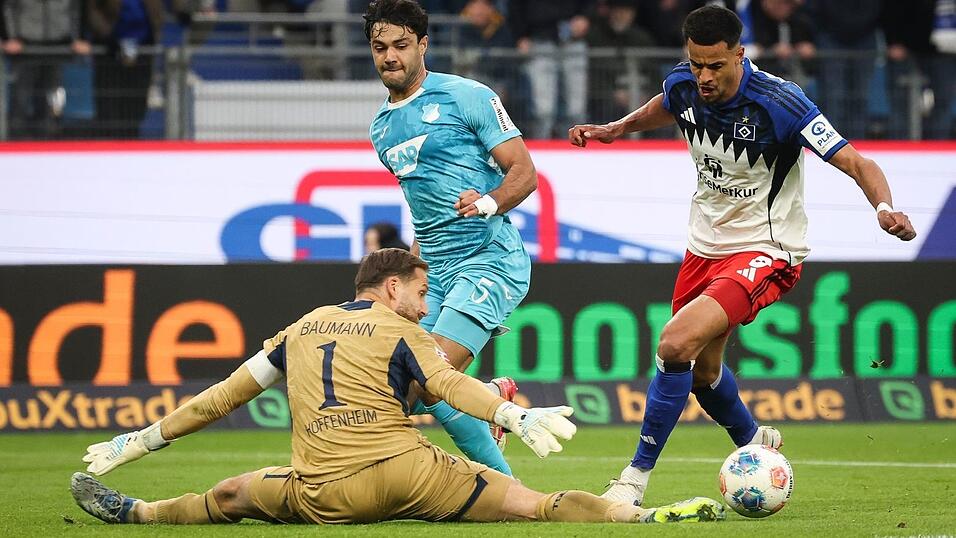 Hoffenheims Nationaltorh&uuml;ter Oliver Baumann (l) verschuldete den Foulelfmeter gegen Robert Glatzel (r).