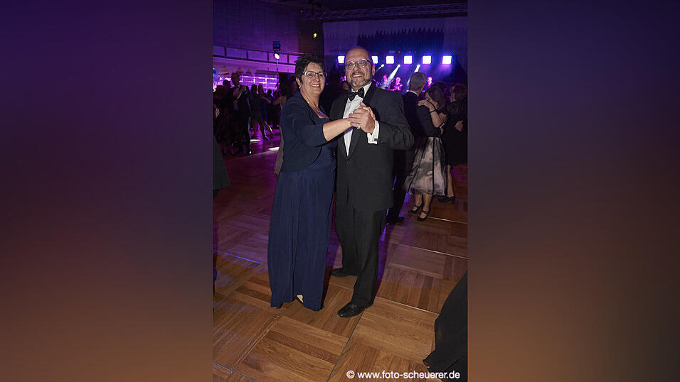 Die Metzgerzunft hat am Samstagabend in die Joseph-von-Fraunhofer-Halle eingeladen. Die Metzgerzunft hat am Samstagabend in die Joseph-von-Fraunhofer-Halle eingeladen.