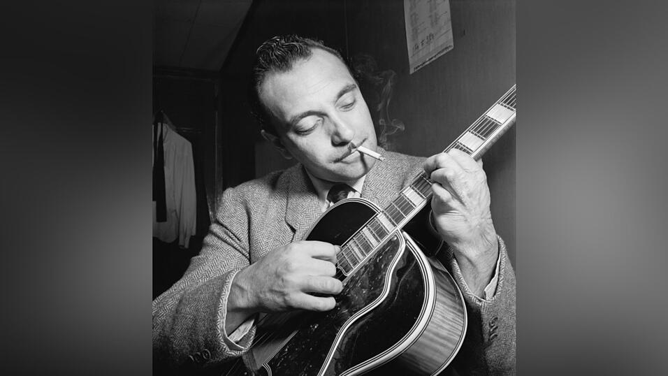 Django Reinhardt machte den Jazz Manouche in den 1930-Jahren populär. Django Reinhardt machte den Jazz Manouche in den 1930-Jahren populär.