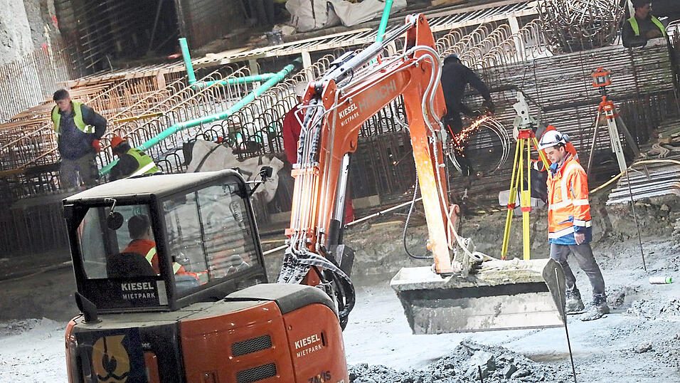 Bis zu 13 Meter tief wird die Garage. Damit der Zeitplan eingehalten wird, passieren viele verschiedene Arbeitsschritte parallel zueinander. Bis zu 13 Meter tief wird die Garage. Damit der Zeitplan eingehalten wird, passieren viele verschiedene Arbeitsschritte parallel zueinander.