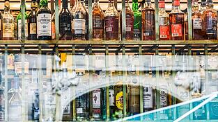 Spirituosen wie Rum, Wodka und Korn d&uuml;rften Anfang 2027 sp&uuml;rbar teurer werden.