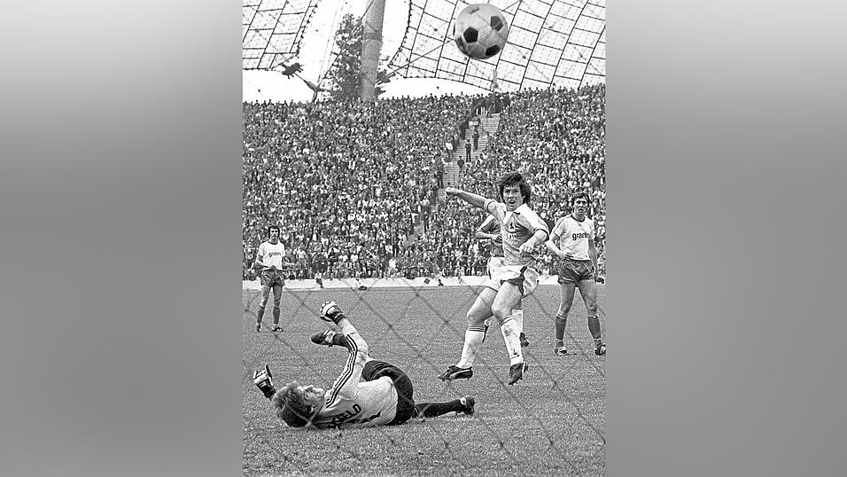 Kraftvoll hat Anton Nachreiner abgezogen, der junge Arminen-Torwart Uli Stein liegt geschlagen am Boden. Das 1:0 des Niederbayern läutet am 4. Juni 1977 die Aufholjagd ein, bei der die Münchner Löwen im Olympiastadion die 0:4-Hinspielpleite gegen Bielefeld wettmachen und dann in einem Entscheidungsspiel den Bundesliga-Aufstieg fix machen. „Eigentlich hätte mein Tor nicht zählen dürfen“, gesteht der Gottfriedinger 48 Jahre später. Kraftvoll hat Anton Nachreiner abgezogen, der junge Arminen-Torwart Uli Stein liegt geschlagen am Boden. Das 1:0 des Niederbayern läutet am 4. Juni 1977 die Aufholjagd ein, bei der die Münchner Löwen im Olympiastadion die 0:4-Hinspielpleite gegen Bielefeld wettmachen und dann in einem Entscheidungsspiel den Bundesliga-Aufstieg fix machen. „Eigentlich hätte mein Tor nicht zählen dürfen“, gesteht der Gottfriedinger 48 Jahre später.
