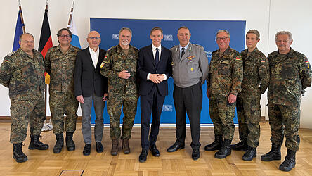 Das Bezirksverbindungskommando Niederbayern hat einen neuen Leiter: Oberst Claus Schorn (Dritter von rechts) folgt auf Oberst Stephan Wiesend (Vierter von links).