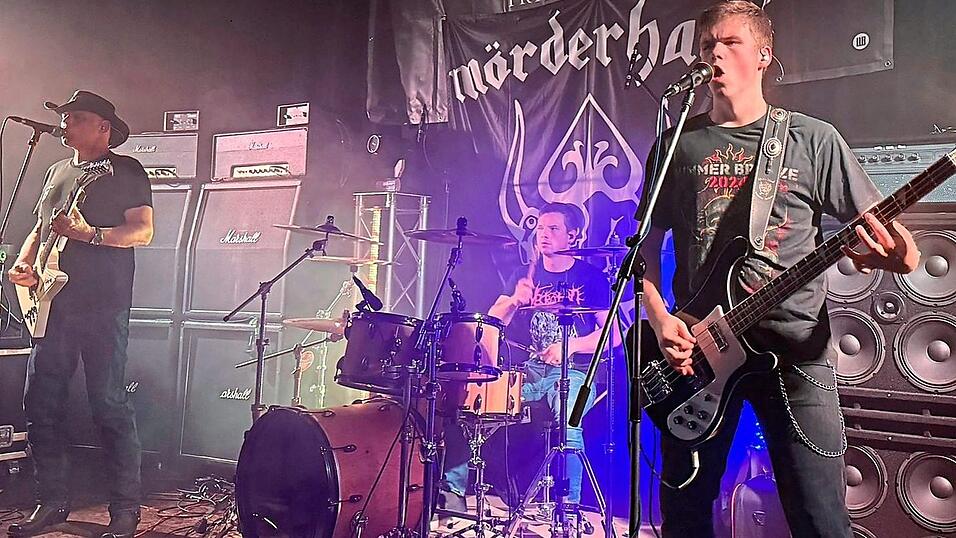 Hans-Peter H&ouml;pfl (v. l.) spielt bei M&ouml;rderhand E-Gitarre und &uuml;bernimmt den Gesang, seine S&ouml;hne Max und Leonhard spielen Schlagzeug und Bass.