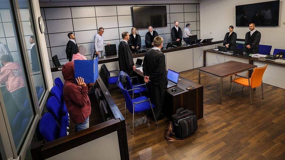 Die 60-Jährige aus dem bayerischen Fürth legte über ihren Verteidiger ein Teilgeständnis ab, der Anwalt der 59-Jährigen aus Velbert kündigte eine Aussage zu einem späteren Zeitpunkt an. Die 60-Jährige aus dem bayerischen Fürth legte über ihren Verteidiger ein Teilgeständnis ab, der Anwalt der 59-Jährigen aus Velbert kündigte eine Aussage zu einem späteren Zeitpunkt an.