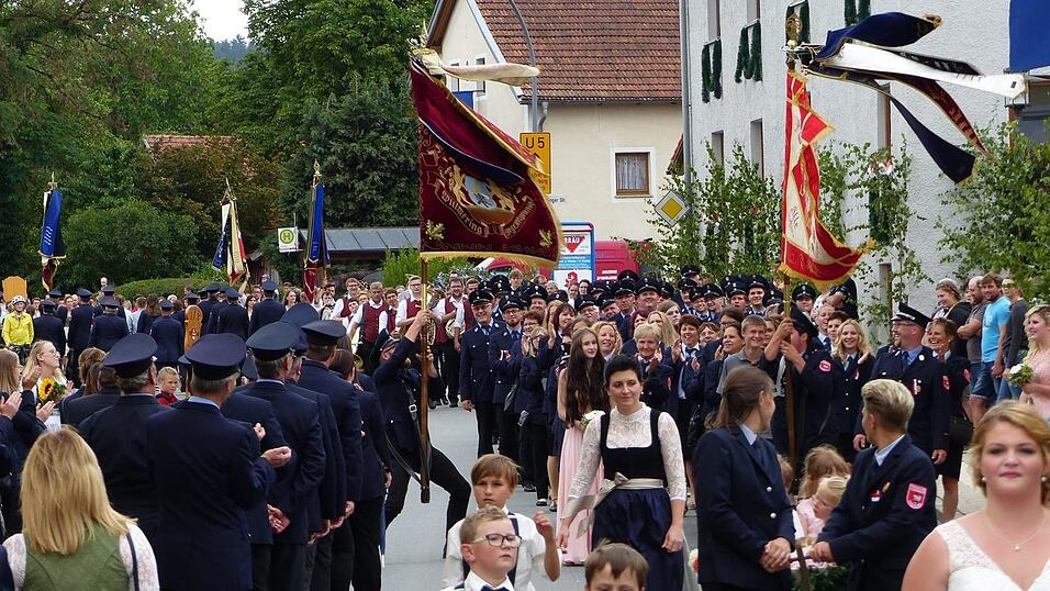 Die vielen Zuschauer animierten auch die Fahnentr&auml;ger zu H&ouml;chstleistungen.