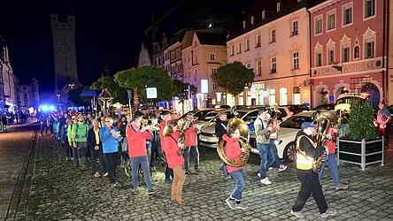 Abmarsch am Ludwigsplatz mit den Rainer Bl&auml;sern voran.