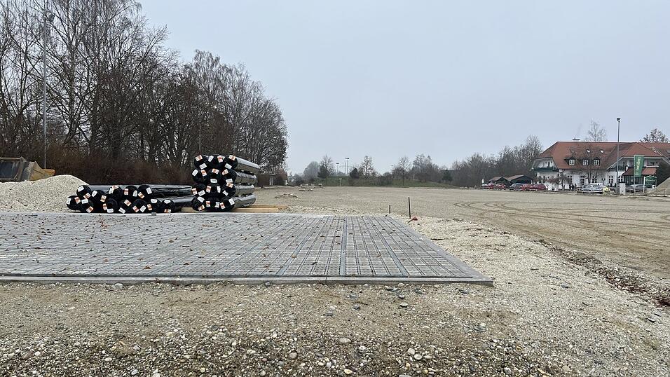 Auf einer Testfl&auml;che wurde bereits gepflastert.