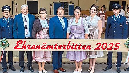 Etwas verschwitzt und wieder zurück in der Uniform freuen sich die Festleiter Max Lex und Alfons Müller (Erster und Zweiter von links) über die Zusagen der Festbraut, Festmutter, Ehrenfestmutter sowie Schirmherr und Ehrenschirmherr.