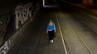 Männer und Frauen unterscheiden sich beim subjektiven Sicherheitsempfinden deutlich: Während sich 56 Prozent der Männer sicher fühlen, sind es bei den Frauen nur 45 Prozent. (Symbolbild) Männer und Frauen unterscheiden sich beim subjektiven Sicherheitsempfinden deutlich: Während sich 56 Prozent der Männer sicher fühlen, sind es bei den Frauen nur 45 Prozent. (Symbolbild)