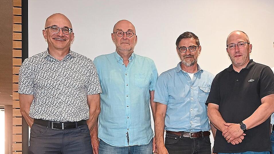 Abschiedsfeier an der Realschule f&uuml;r den Schulleiter und den Konrektor (v. l.): Kreisk&auml;mmerer Reinhard Schmidbauer, Hanns Seidl, Markus Herrler, Markus Bayerl und Altb&uuml;rgermeister Josef Reiser.