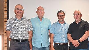 Abschiedsfeier an der Realschule f&uuml;r den Schulleiter und den Konrektor (v. l.): Kreisk&auml;mmerer Reinhard Schmidbauer, Hanns Seidl, Markus Herrler, Markus Bayerl und Altb&uuml;rgermeister Josef Reiser.