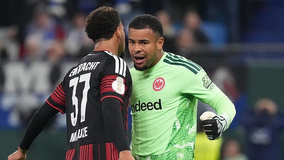 Feiern eine gelungene Rettungsaktion: Frankfurts Jeremiaha Maluze (l) und Torwart Noah Atubolu. Feiern eine gelungene Rettungsaktion: Frankfurts Jeremiaha Maluze (l) und Torwart Noah Atubolu.