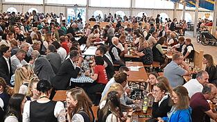 Vielleicht sollte man mit dem Volksfest pausieren, meint der Bürgermeister. Dann wäre gegebenenfalls die Akzeptanz in der Bevölkerung größer. Oder fehlt zu Pfingsten dann etwas Wesentliches in der Marktgemeinde?