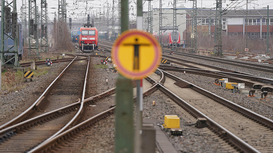 Die Deutsche Bahn hat Details zum Ersatzfahrplan während der Bahnsanierung im kommenden Jahr öffentlich gemacht. (Symbolbild) 