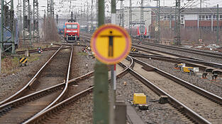 Die Deutsche Bahn hat Details zum Ersatzfahrplan während der Bahnsanierung im kommenden Jahr öffentlich gemacht. (Symbolbild) 