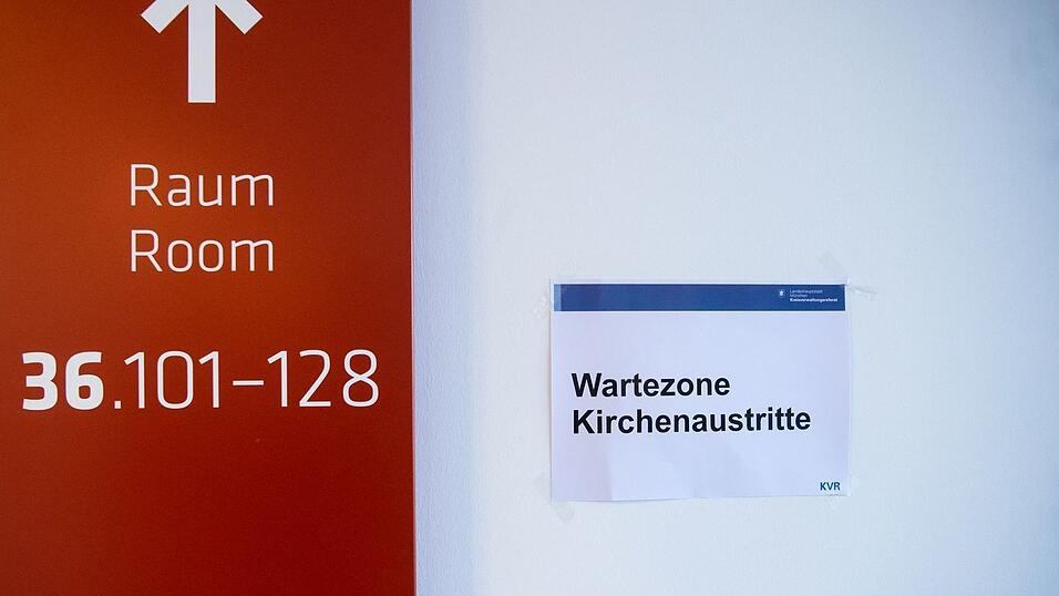 Die katholischen Bistümer und die evangelische Landeskirche haben ihre Austrittszahlen veröffentlicht. (Symbolbild) Die katholischen Bistümer und die evangelische Landeskirche haben ihre Austrittszahlen veröffentlicht. (Symbolbild)