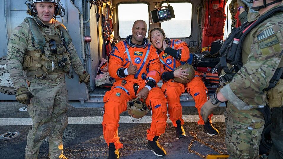 Die Astronauten Victor Glover und Christina Koch sitzen auf einem Hubschrauber der Navy auf dem Flugdeck des Schiffs USS John P. Murtha, nachdem sie aus ihrem «Orion»-Raumschiff geholt wurden. Die Astronauten Victor Glover und Christina Koch sitzen auf einem Hubschrauber der Navy auf dem Flugdeck des Schiffs USS John P. Murtha, nachdem sie aus ihrem «Orion»-Raumschiff geholt wurden.