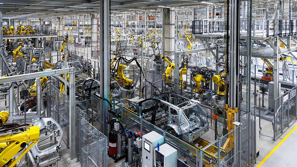 Im Karosseriebau nehmen die Fahrzeuge Form an. Im Karosseriebau nehmen die Fahrzeuge Form an.