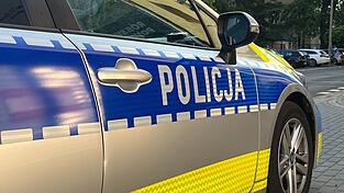 Ein Autofahrer in Polen hat mit seinem Wagen zwei M&auml;nner auf ihrem Schlitten gezogen. Einer wurde get&ouml;tet, der andere schwer verletzt. (Symbolbild)