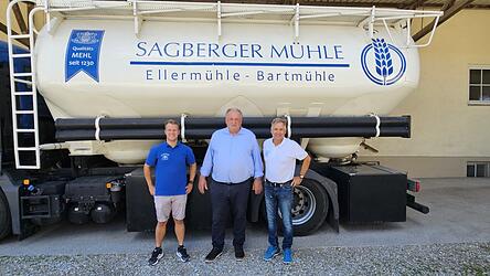 Walter Nussel (Mitte), Beauftragter f&uuml;r B&uuml;rokratieabbau der Bayerischen Staatsregierung, informierte sich &uuml;ber die Herausforderungen des M&uuml;llerhandwerks bei M&uuml;llermeister Rudolf Sagberger (r.) und Sohn Thomas.