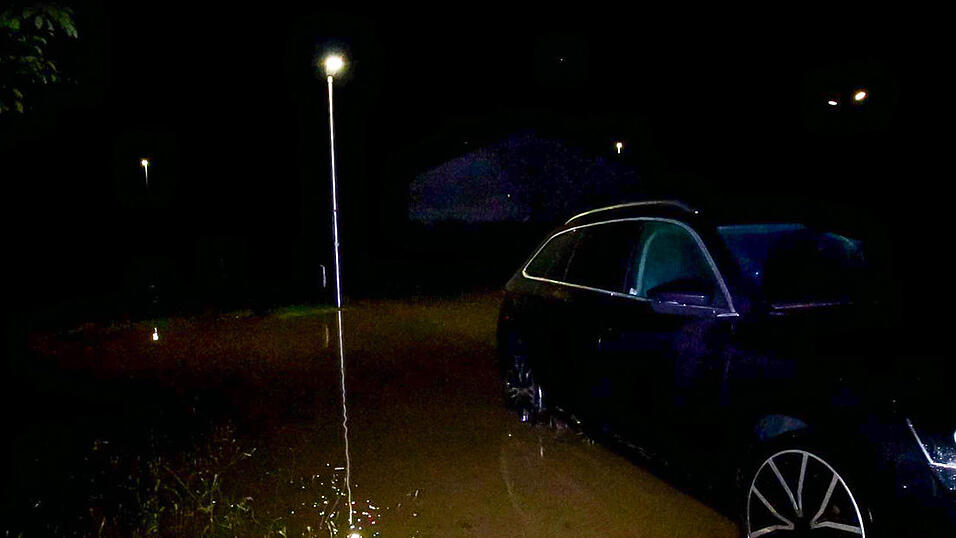 In Künzing im Landkreis Deggendorf überschwemmten Wassermassen auf einem Überlaufbecken eine nahe Wohnsiedlung - mehrere Keller liefen voll, auch die Straße stand zeitweise unter Wasser. In Künzing im Landkreis Deggendorf überschwemmten Wassermassen auf einem Überlaufbecken eine nahe Wohnsiedlung - mehrere Keller liefen voll, auch die Straße stand zeitweise unter Wasser.