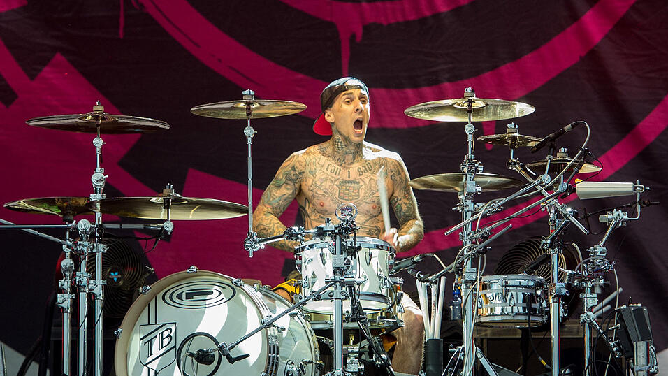 Schlagzeuger Travis Baker bei einem Konzert der Band. Schlagzeuger Travis Baker bei einem Konzert der Band.