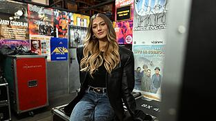 Leony erinnert sich an vergangene Kneipenabende und ihren verstorbenen Opa. Leony erinnert sich an vergangene Kneipenabende und ihren verstorbenen Opa.