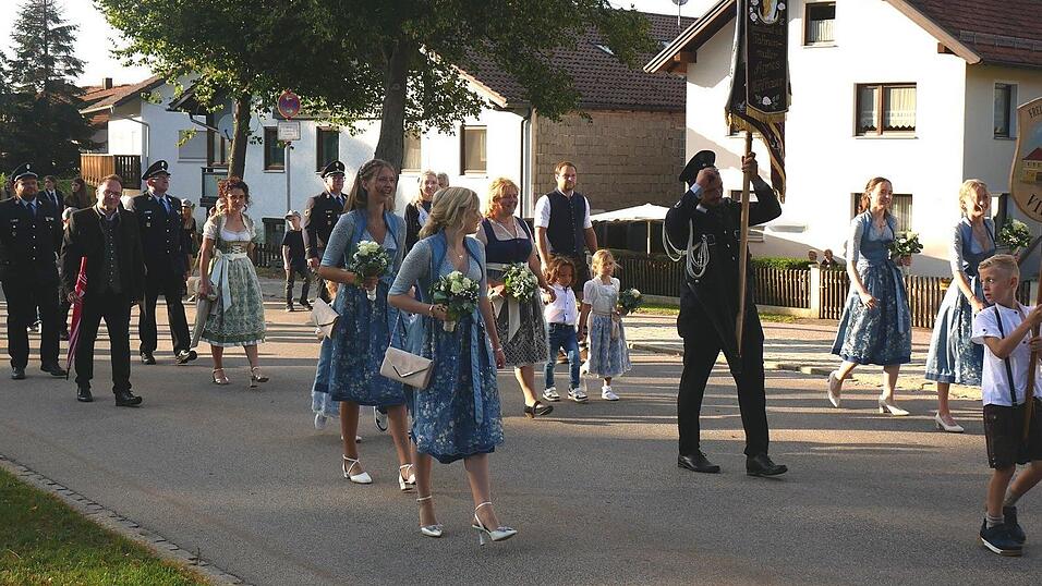 Mit Festdamen, Honoratioren und Ehreng&auml;sten voran holt die FFW Vilzing ihre Gastvereine beim Dorfweiher ab.