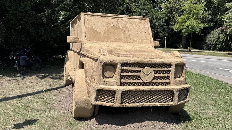 Wie ein echter SUV, der voll von Schlamm bedeckt ist, steht das Kunstwerk da. Wie ein echter SUV, der voll von Schlamm bedeckt ist, steht das Kunstwerk da.