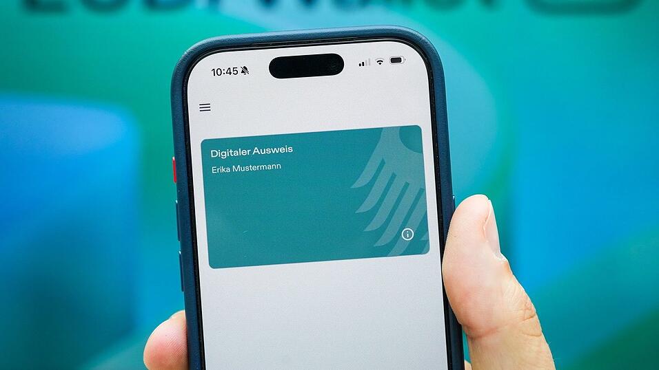 In einer Wallet auf dem Handy k&ouml;nnten bald &laquo;digitale Zwillinge&raquo; von Ausweis, F&uuml;hrerschein und Co. gespeichert werden. (Symbolbild)