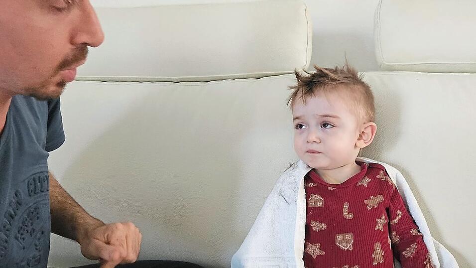 Marco Russo hat seinem Sohn das Haar abrasiert.