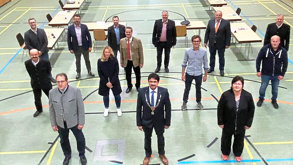 (Vorne von links): Norbert Buchner, zweiter Bürgermeister Manfred Engl, Bürgermeister Adalbert Hösl, dritte Bürgermeisterin Heike Kattler, Reiner Mittig, (mittlere Reihe): Stefan Buchner, Gerhard Krinner, Carina Wagner, Helmut Murrer, Martin Gebhardt, Florian Eckl, (hinten): Robert Daiminger, Roland Spiller, Florian Kiesl, Franz Zitzl, Manfred Paukner und Alfred Krä. (Vorne von links): Norbert Buchner, zweiter Bürgermeister Manfred Engl, Bürgermeister Adalbert Hösl, dritte Bürgermeisterin Heike Kattler, Reiner Mittig, (mittlere Reihe): Stefan Buchner, Gerhard Krinner, Carina Wagner, Helmut Murrer, Martin Gebhardt, Florian Eckl, (hinten): Robert Daiminger, Roland Spiller, Florian Kiesl, Franz Zitzl, Manfred Paukner und Alfred Krä.