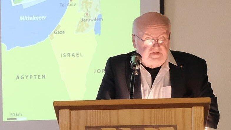 Journalist und Geheimdienstexperte Wilhelm Dietl bei seinem Vortrag im Rathaussaal.