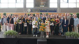 Die 25 Jahrgangsbesten mit Schulleiterin Andrea Kammerer (6.v.r.), stellvertretendem Schulleiter Markus Sabinsky (r.), den Oberstufenkoordinatoren Doris K&ouml;lnberger (2.v.r.) und Peter Jantsch (4.v.r) sowie Ehreng&auml;sten.