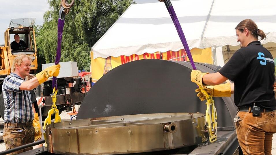 Die Arbeiten sind in vollem Gange: In Pilsting soll heute der gr&ouml;&szlig;te Burger der Welt entstehen.
