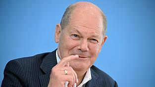 Kanzler Olaf Scholz spricht zu den Hauptstadtjournalisten.
