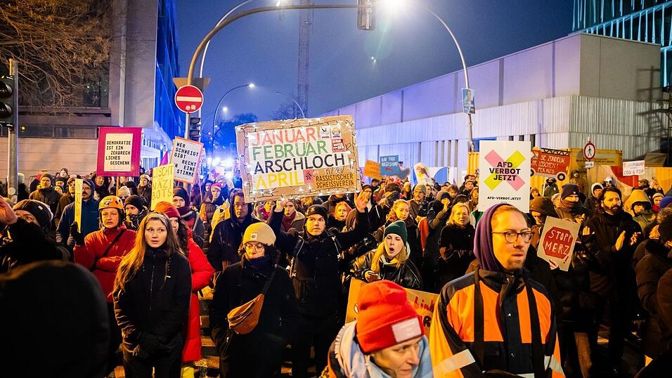 Auch in Berlin zog es wieder zahlreiche Menschen auf die Stra&szlig;e.