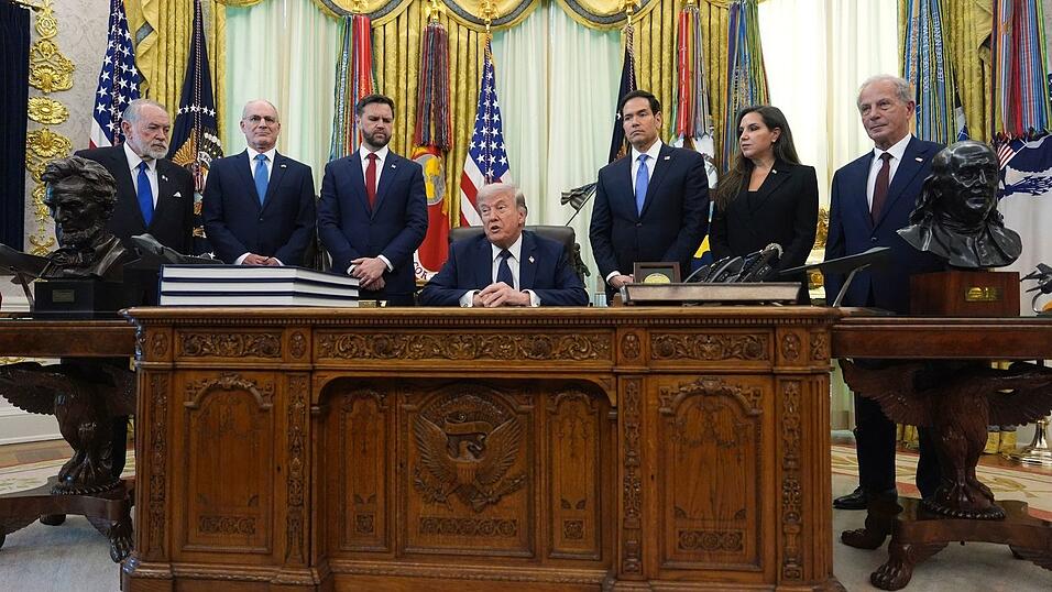 Trump will Netanjahu und Libanons Präsidenten Aoun empfangen. Trump will Netanjahu und Libanons Präsidenten Aoun empfangen.