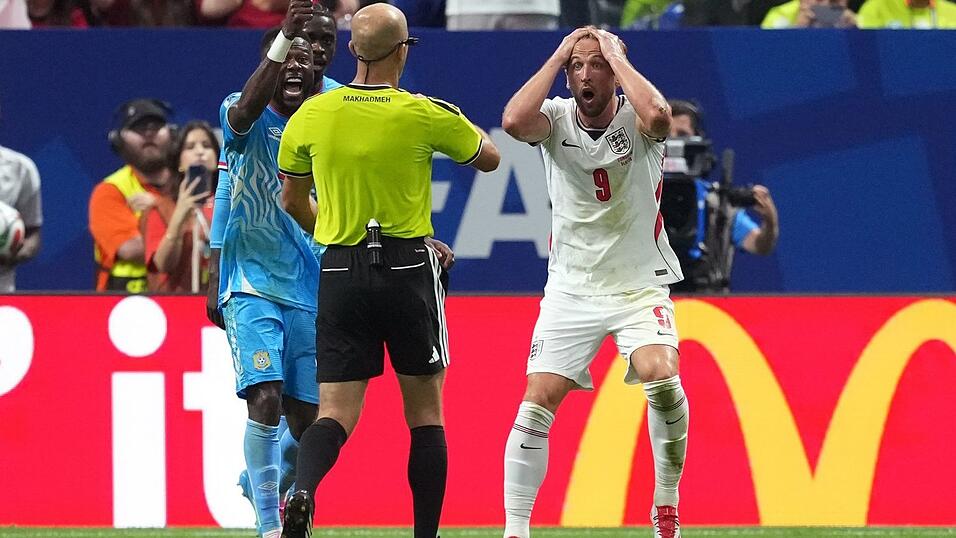Kein Elfmeterpfiff: Harry Kane (r) ist fassungslos.