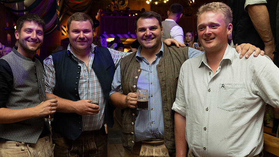 Die Partybilder vom Dienstag, 11. August, aus dem Festzelt Weckmann. Die Partybilder vom Dienstag, 11. August, aus dem Festzelt Weckmann.