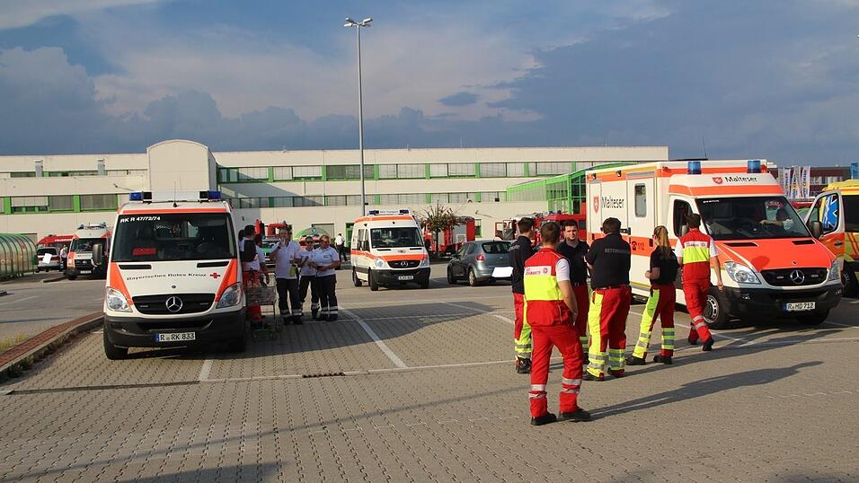 Ein Gasleck im Globus in Neutraubling hat am Freitag einen Großeinsatz ausgelöst. Ein Gasleck im Globus in Neutraubling hat am Freitag einen Großeinsatz ausgelöst.