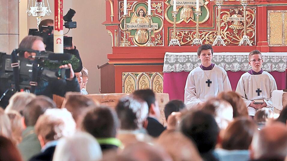 Alle Kameras waren auf ihn gerichtet: Am Sonntag ist Wolfgang Jester (rechter Ministrant) von einem Filmteam in der Pilstinger Kirche bei seinem Hobby, dem Ministrieren, begleitet worden.