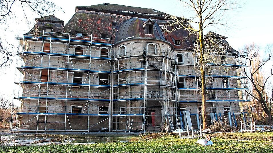 Von außen ist das Schloss Pürkelgut bereits eingerüstet. Im Frühling sollen die Sanierungsarbeiten dann laut Roland Fechter richtig losgehen. Von außen ist das Schloss Pürkelgut bereits eingerüstet. Im Frühling sollen die Sanierungsarbeiten dann laut Roland Fechter richtig losgehen.